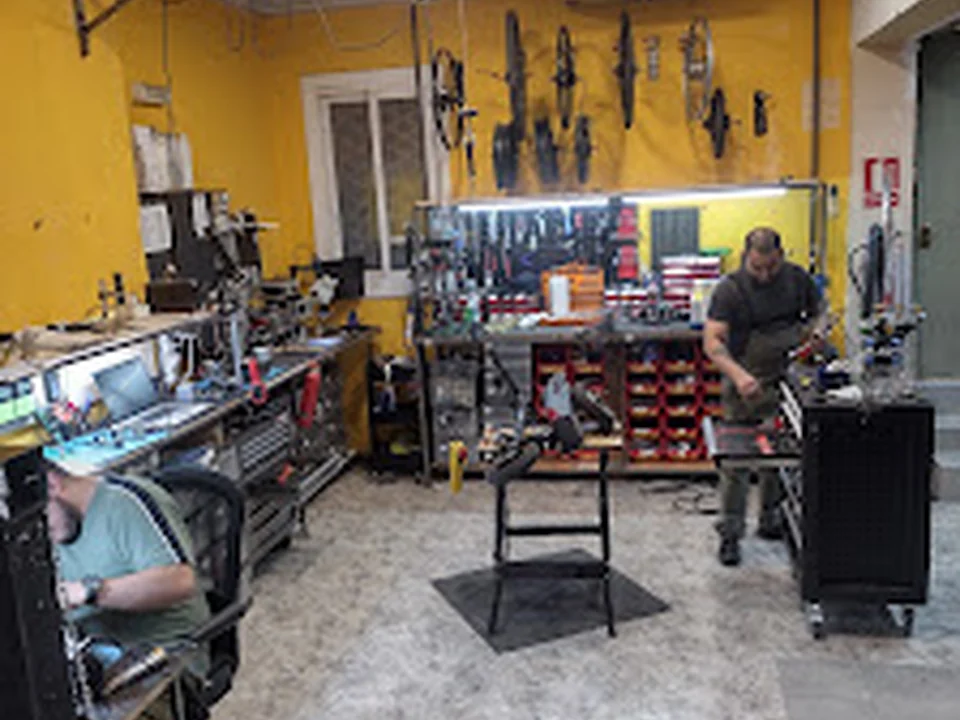 Botiga i taller de reparació de patinets elèctrics i bicicletes a Barcelona | MoviElec Barcelona