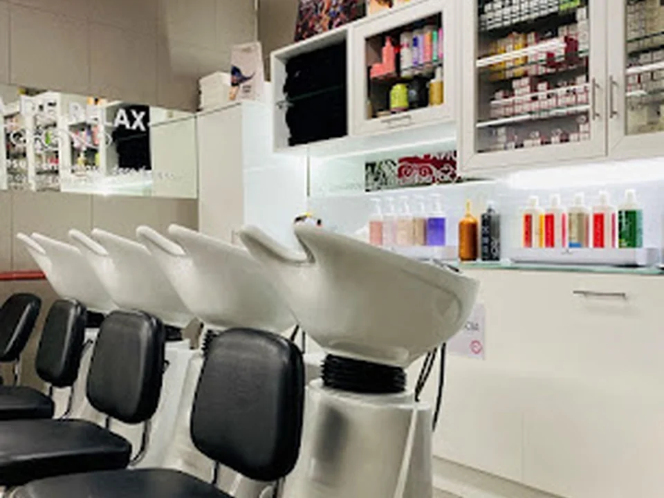 C&C ACADÈMIA CASANOVA BARCELONA (MERIDIANA). Academia de Peluquería, Barbería y Estética.