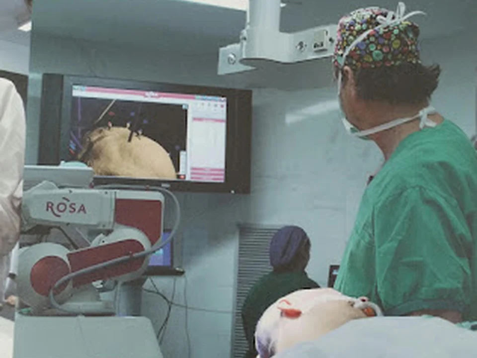 Dr. Gerardo Conesa Bertrán, Neurocirujano