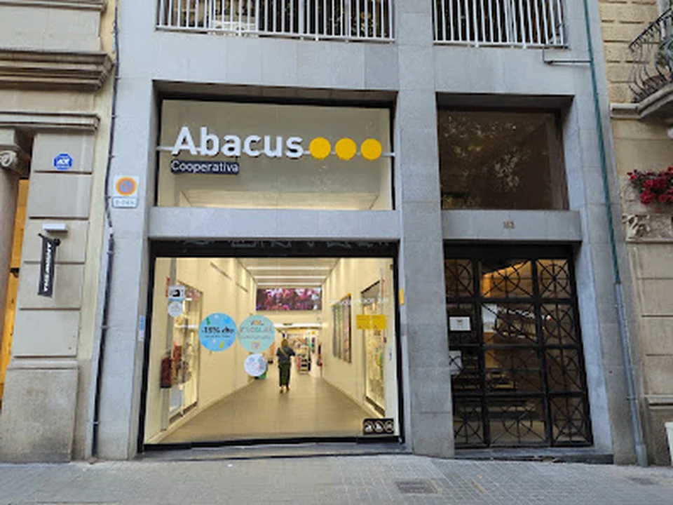 Llibreria, papereria i joguines a Enric Granados 112| Abacus Cooperativa