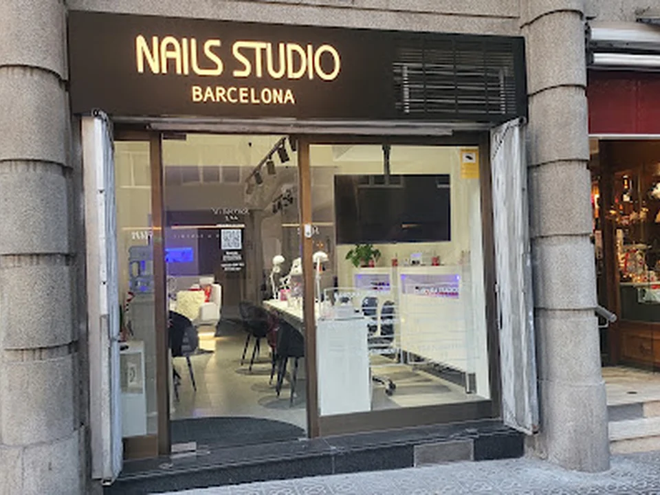 NAILS STUDIO BARCELONA sin acrilicos ni monómero