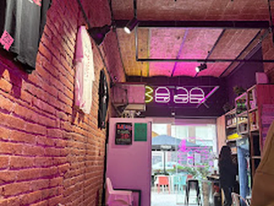 PINK BUDA BURGER