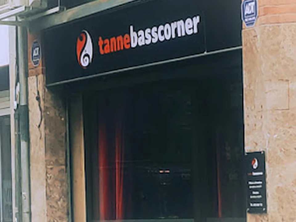 Tanne Bass Corner